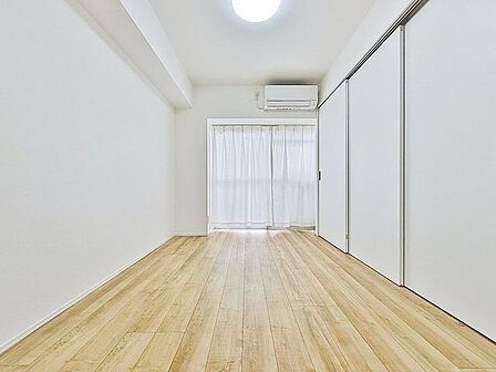 「バルコニーに面した居室」主寝室は十分な広さに加えて、快適に目覚められるよう、大きな採光窓を設けました。