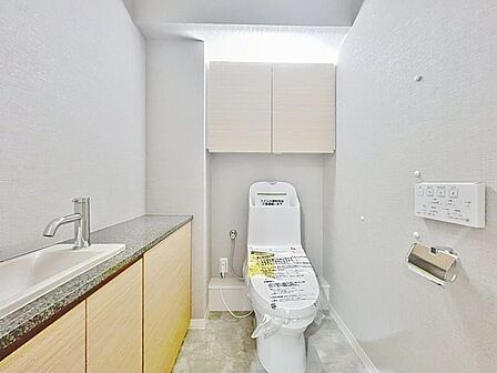 「ウォシュレット機能付き」優れた節水効果や汚れが付きにくい便座など、ほしかった機能が揃ったウォシュレット一体型トイレです。収納に便利な吊戸棚を備え付けています。