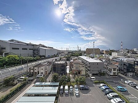 「眺望」穏やかな街並みを一望しながら、爽やかな風と柔らかく降り注ぐ陽光を感じて頂けます。