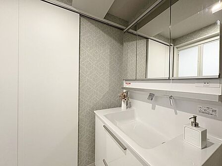 「リフォーム済・洗面台」大きな鏡で朝の準備もばっちり。収納も多く、洗剤など日用品の保管にも便利です。