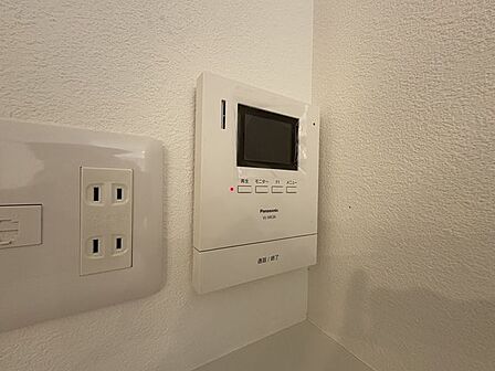 「見える安心・TVモニター付きインターホン」誰が来てもわかる様にモニター付きインターホンを設置。家事導線を考慮した個所に設置し、防犯性と利便性に優れ快適と安らぎを合わせた優しい設計。