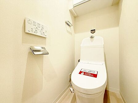 「温水洗浄便座付きトイレ」トイレは快適な温水洗浄便座付です。清潔感のあるホワイトで統一しました。いつも清潔な空間であって頂けるよう配慮された造りです。