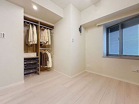 「家具も自由に」家具の配置のし易い室内です。趣味の部屋としても充分な広さを確保しております。