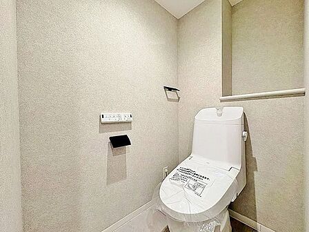 「リフォーム済・トイレ」トイレ関係の設備も一新されています。もちろん温水洗浄機能付き便座です。気になる水周り関係は全て新しくなっていますので、気持ちよく新生活が始められます。
