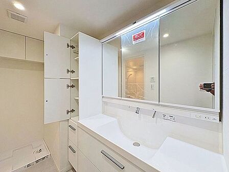 「リフォーム済・洗面台」大きな鏡で朝の準備もばっちり。収納も多く、洗剤など日用品の保管にも便利です。
