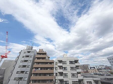 「眺望」穏やかな街並みを一望しながら、爽やかな風と柔らかく降り注ぐ陽光を感じて頂けます。