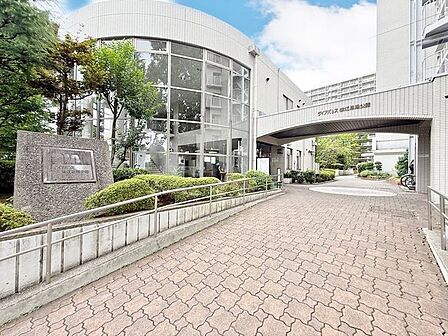 「エントランス入口」植栽もお手入れがしっかりとされており、美しい外観のポイントになっています。