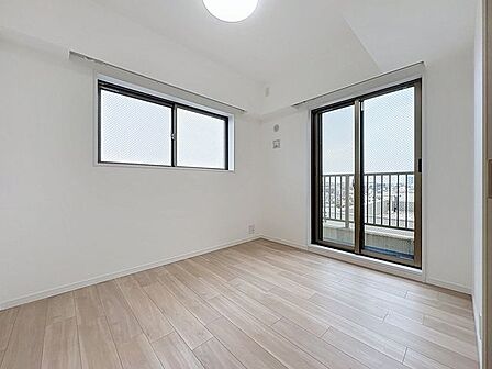 「バルコニーに面した主寝室」バルコニーに面しており、いつでも心地良い風と柔らかな陽光が感じられる居室です。