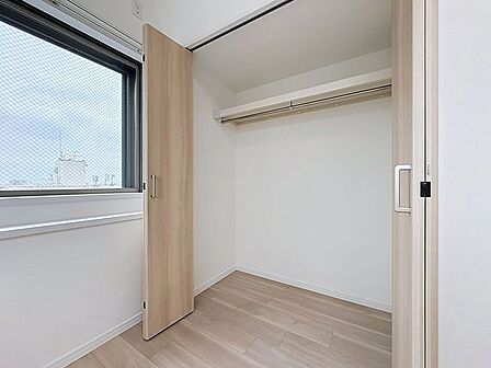 「収納豊富」収納の多さも魅力です。使い勝手の良い収納を豊富に設置しております。居住スペースを充分に確保することができる為、ゆとりある室内で、ゆっくりとご寛ぎいただけます。