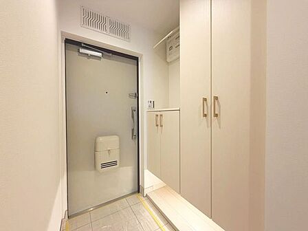 「玄関」家の中でお客様を迎える最初の場所である玄関。豊富な玄関収納で、常に綺麗に保つことが出来ます。