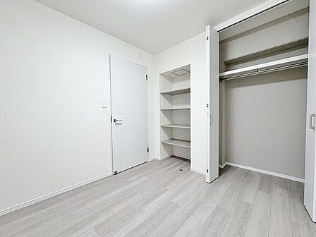 「収納完備」居室には収納スペースを完備し、自由度の高い家具の配置が叶うシンプルな空間です。