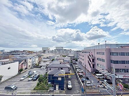 「眺望」穏やかな街並みを一望しながら、爽やかな風と柔らかく降り注ぐ陽光を感じて頂けます。