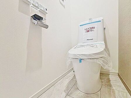 「温水洗浄便座付きトイレ」トイレは快適な温水洗浄便座付です。清潔感のあるホワイトで統一しました。いつも清潔な空間であって頂けるよう配慮された造りです。