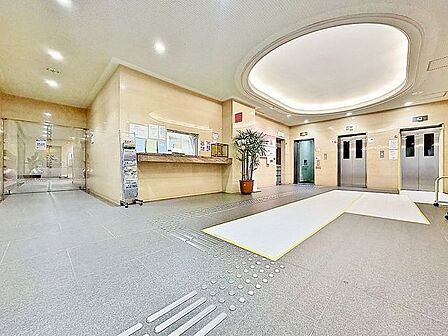 「エントランス」マンションのエントランスなど共有部分は、清掃が行き届いており、キレイな状態です。管理体制がしっかりしているからこそ。