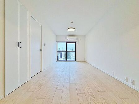 「穏やかな時が流れる癒しの空間」穏やかな光が明るくリビングルームを包みます。心地よい空間が、ご家族のかけがえのない時間に優しく寄り添います。