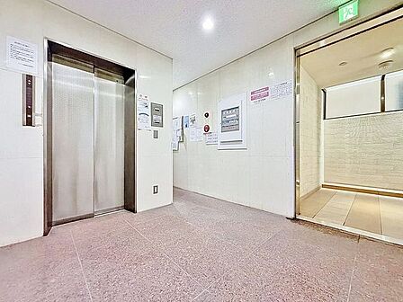 「エントランス」マンションのエントランスなど共有部分は、清掃が行き届いており、キレイな状態です。管理体制がしっかりしているからこそ。