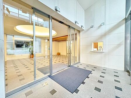 「エントランス」マンションのエントランスなど共有部分は、清掃が行き届いており、キレイな状態です。管理体制がしっかりしているからこそ。