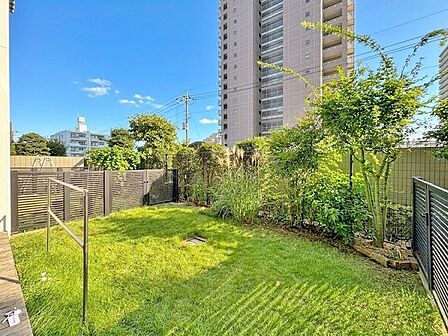 「~お庭のある暮らし~」住みながらお庭を持つ。そんな贅沢が実現する住まい。日当たりも良く、家庭菜園や植栽を育てるのに適したお庭はこれからの生活に緑という癒しを与えてくれます。