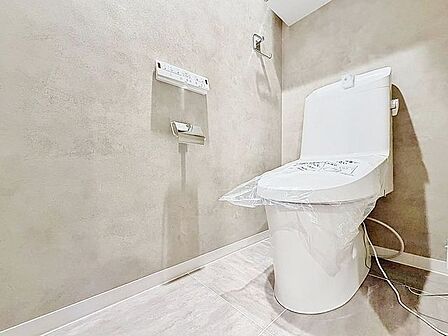 「リフォーム済・トイレ」トイレ関係の設備も一新されています。もちろん温水洗浄機能付き便座です。気になる水周り関係は全て新しくなっていますので、気持ちよく新生活が始められます。