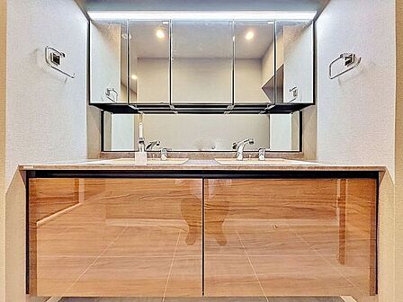 「リフォーム済・洗面台」大きな鏡で朝の準備もばっちり。収納も多く、洗剤など日用品の保管にも便利です。