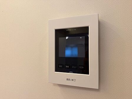 「見える安心・TVモニター付きインターホン」誰が来てもわかる様にモニター付きインターホンを設置。家事導線を考慮した個所に設置し、防犯性と利便性に優れ快適と安らぎを合わせた優しい設計。