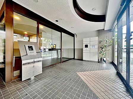 「エントランス」マンションのエントランスなど共有部分は、清掃が行き届いており、キレイな状態です。管理体制がしっかりしているからこそ。