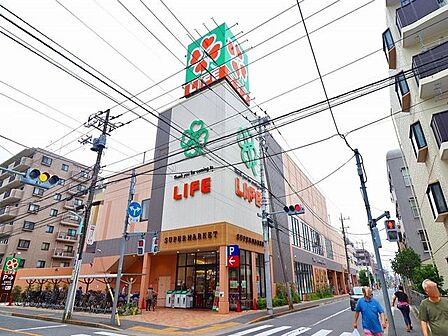徒歩3分。ライフ西小岩店 180m