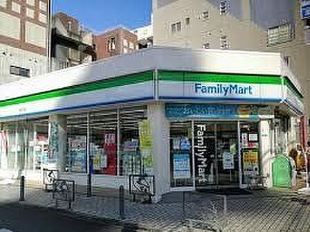 徒歩3分。ファミリーマート柏五丁目店 190m