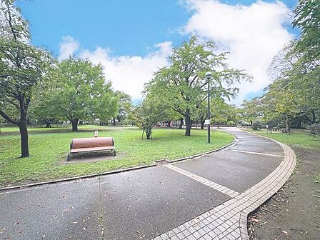徒歩8分。谷津公園 630m