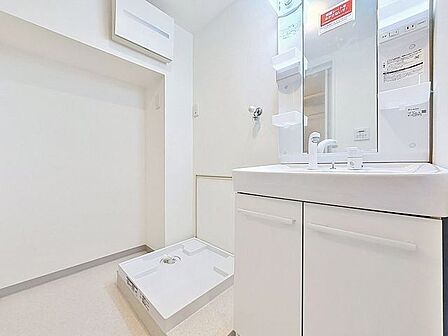 「洗面台」大きな鏡で朝の準備もばっちり。収納も多く、洗剤など日用品の保管にも便利です。