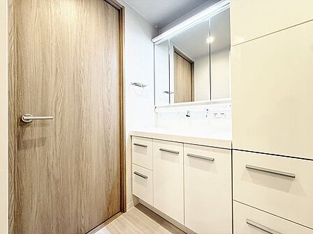 「リフォーム済・洗面台」大きな鏡で朝の準備もばっちり。収納も多く、洗剤など日用品の保管にも便利です。