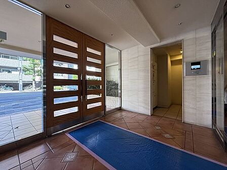 「エントランス」マンションのエントランスなど共有部分は、清掃が行き届いており、キレイな状態です。管理体制がしっかりしているからこそ。