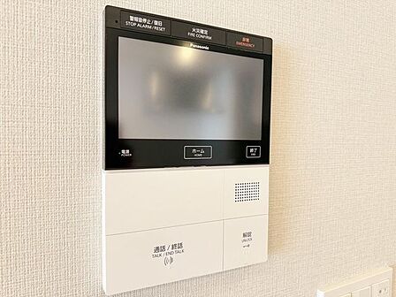 「見える安心・TVモニター付きインターホン」誰が来てもわかる様にモニター付きインターホンを設置。家事導線を考慮した個所に設置し、防犯性と利便性に優れ快適と安らぎを合わせた優しい設計。