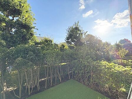 「専用庭」住みながらお庭を持つ。そんな贅沢が実現する住まい。日当たりも良く、家庭菜園や植栽を育てるのに適したお庭はこれからの生活に緑という癒しを与えてくれます。