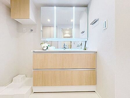 「リフォーム済・洗面台」大きな鏡で朝の準備もばっちり。収納も多く、洗剤など日用品の保管にも便利です。