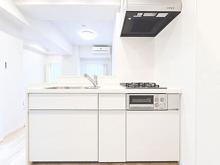 「ゆとりあるキッチン」大型の冷蔵庫やレンジボードもしっかり置ける広々としたキッチンスペースが大事。ゆとりある空間で作業ができるとお料理の腕も日に日に上がりそうな気がしてきます。