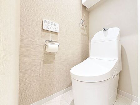 「トイレ」水周りはシンプルに清潔感のあるホワイトで統一しました。
