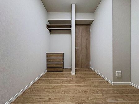 「オープンクローゼット」扉を設けず、あえてオープンスタイルにすることで、魅せる収納にしました。何気ない毎日を、効率的かつ新鮮に彩ります。