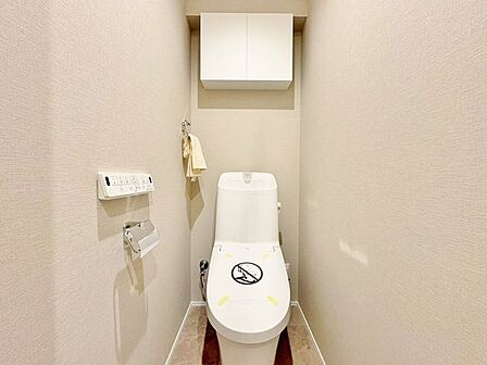 「温水洗浄便座付きトイレ」トイレは快適な温水洗浄便座付です。清潔感のあるホワイトで統一しました。いつも清潔な空間であって頂けるよう配慮された造りです。