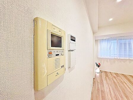 「見える安心・TVモニター付きインターホン」誰が来てもわかる様にモニター付きインターホンを設置。家事導線を考慮した個所に設置し、防犯性と利便性に優れ快適と安らぎを合わせた優しい設計。