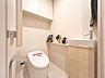 トイレ：「タンクレストイレ」お手入れの楽なタンクレスタイプのトイレ設備に洗面スペースもついた快適空間！ほしかった機能が揃ったウォシュレット一体型トイレです。