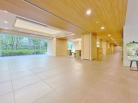 「エントランス」マンションのエントランスなど共有部分は、清掃が行き届いており、キレイな状態です。管理体制がしっかりしているからこそ。