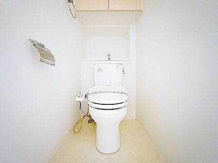 「温水洗浄便座付きトイレ」トイレは快適な温水洗浄便座付です。清潔感のあるホワイトで統一しました。いつも清潔な空間であって頂けるよう配慮された造りです。