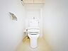 トイレ：「温水洗浄便座付きトイレ」トイレは快適な温水洗浄便座付です。清潔感のあるホワイトで統一しました。いつも清潔な空間であって頂けるよう配慮された造りです。