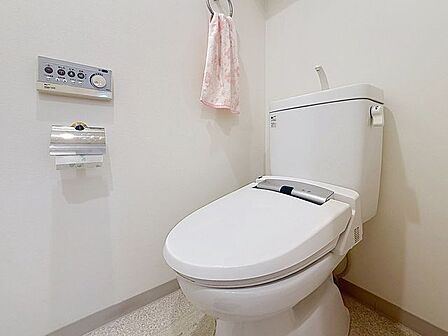 「温水洗浄便座付きトイレ」トイレは快適な温水洗浄便座付です。清潔感のあるホワイトで統一しました。いつも清潔な空間であって頂けるよう配慮された造りです。