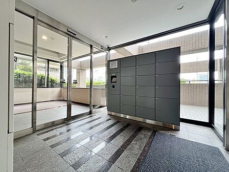 「エントランス」マンションのエントランスなど共有部分は、清掃が行き届いており、キレイな状態です。管理体制がしっかりしているからこそ。