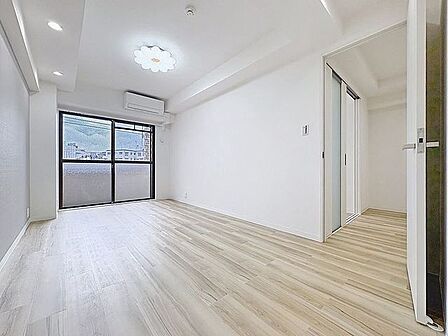 「収納付き居室」各居室にはクローゼットを完備し、家具の配置にも困らない設計がされており、採光と室内のバランスが絶妙です。