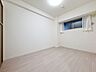 子供部屋：「ナチュラルテイストが心地よい。」柔らかな木目がナチュラルで落ち着きのある空間を演出！採光面からの光との調和でとても暖かみのあるお部屋となります。