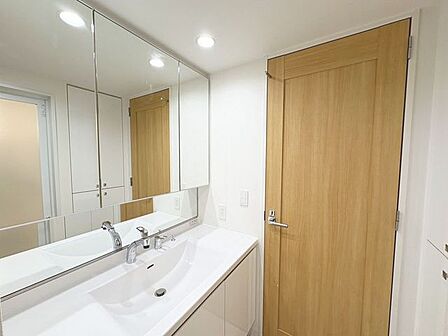「洗面台」白を基調とし、機能的でスッキリとした印象の洗面台になっています。