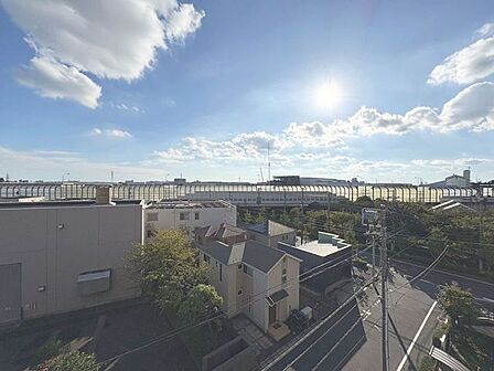 「眺望」穏やかな街並みを一望しながら、爽やかな風と柔らかく降り注ぐ陽光を感じて頂けます。